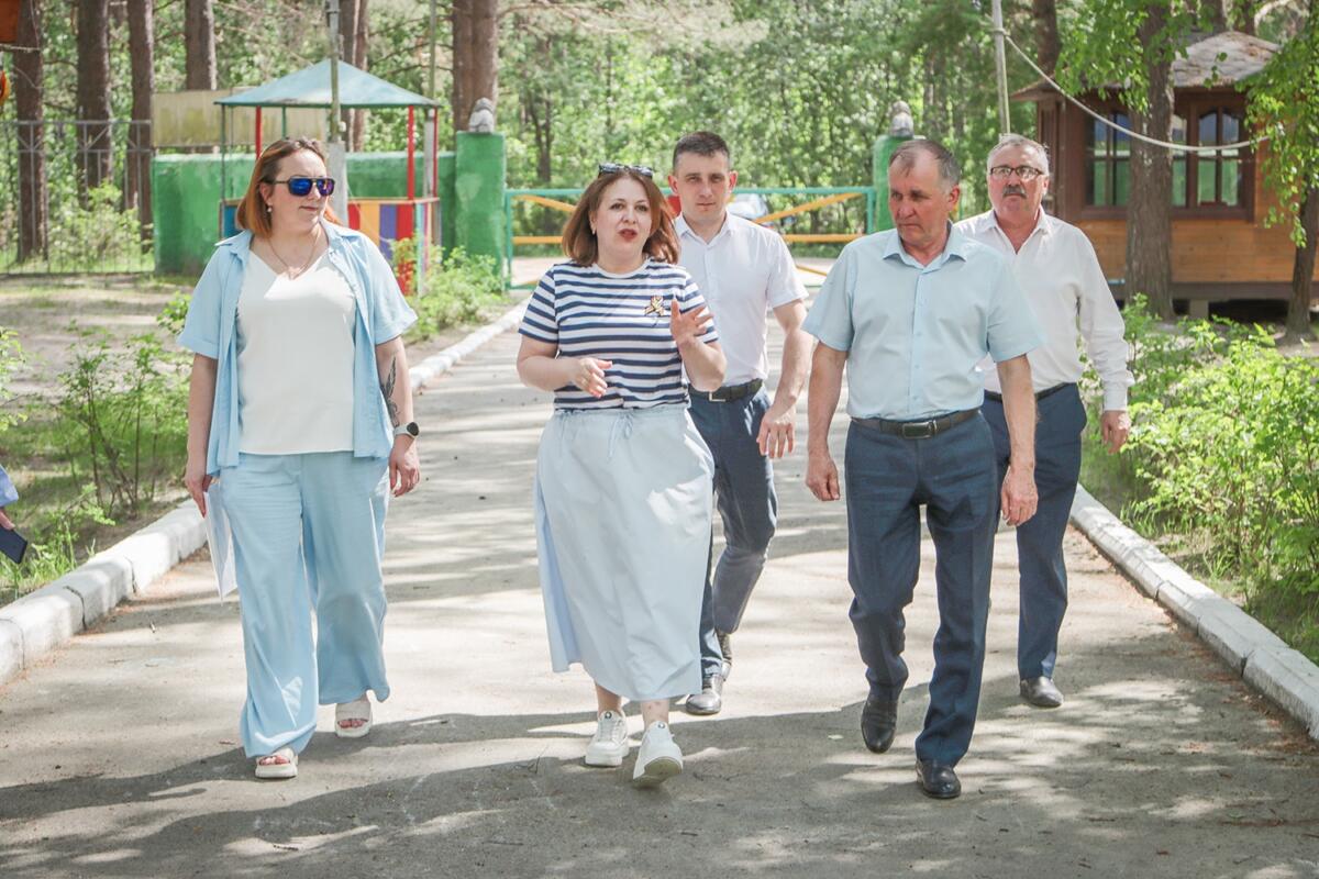 Мэр Брянск пообещал помочь с обновлением пешеходных дорожек в летнем лагере