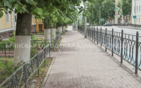 Ажурное металлическое ограждение установили на улице Горького в Брянске