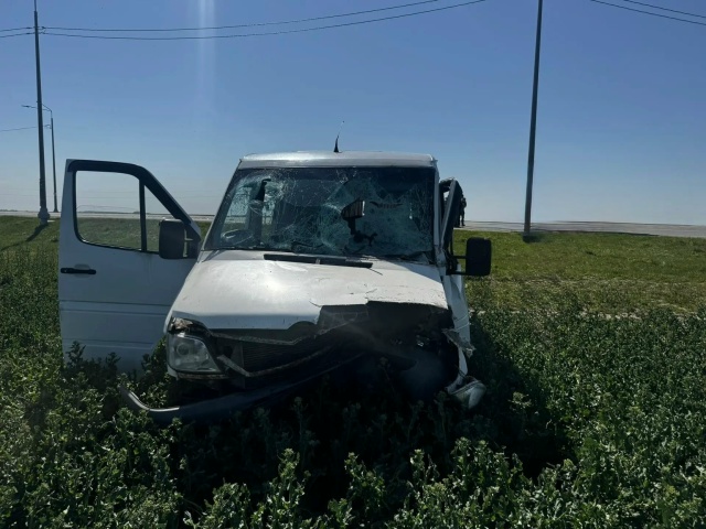 Mercedes врезался в Урал на брянской трассе в понедельник