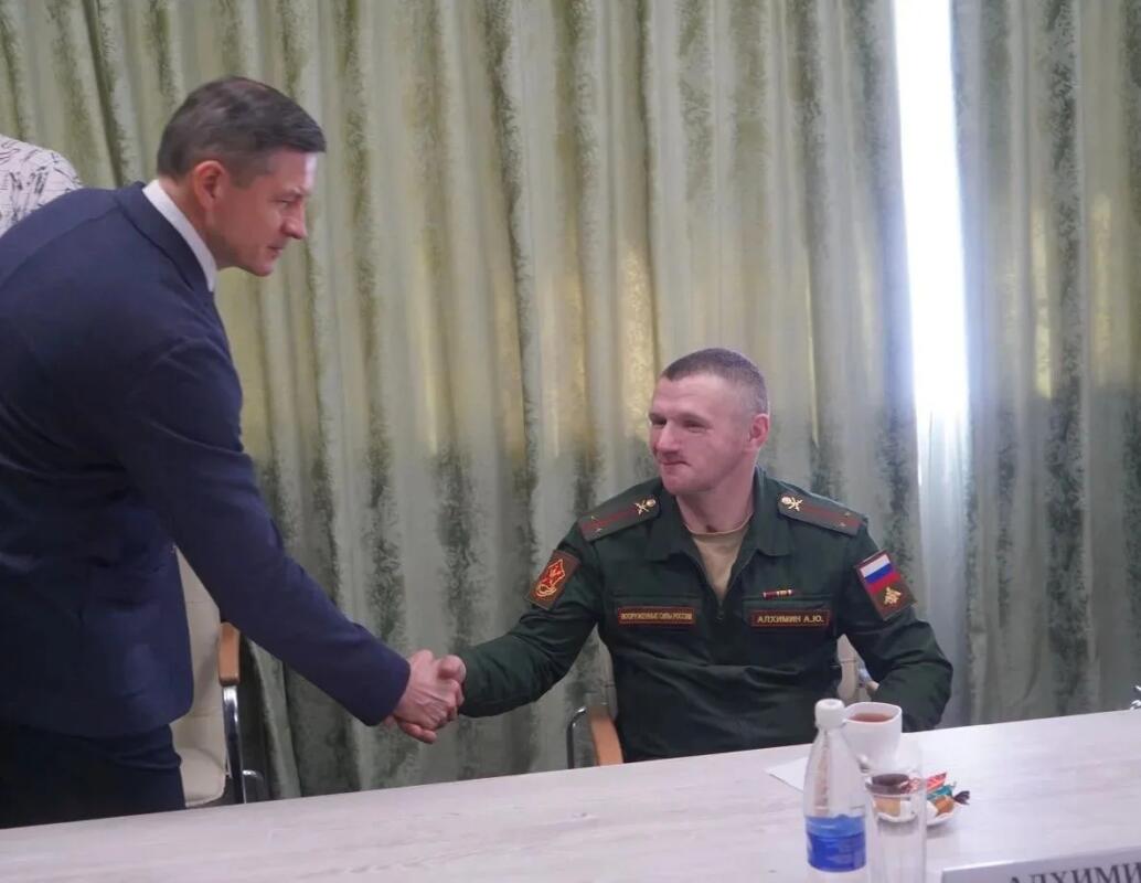 Врио губернатора Брянской области вручил ключи от автомобиля участнику СВО