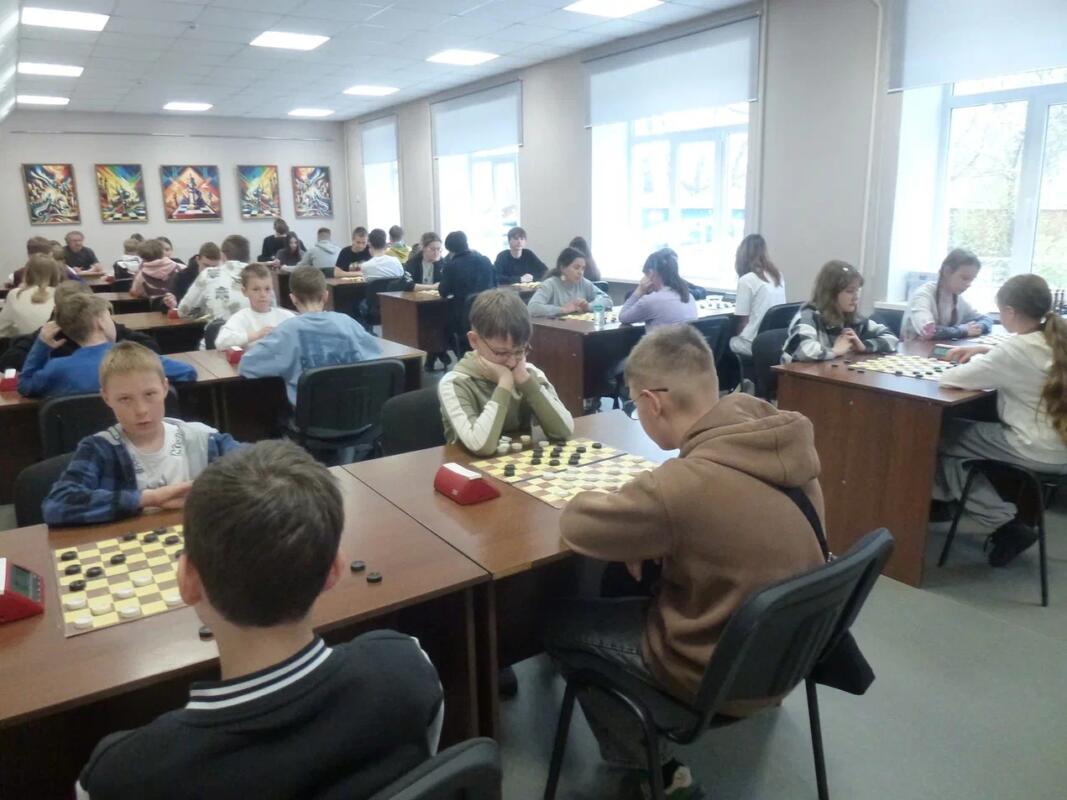 Брянские шашисты завоевали 13 медалей на первенстве и чемпионате ЦФО