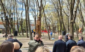 Новую скульптуру Романа Брянского торжественно открыли в парке областного центра