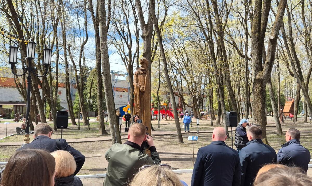 Новую скульптуру Романа Брянского торжественно открыли в парке областного центра