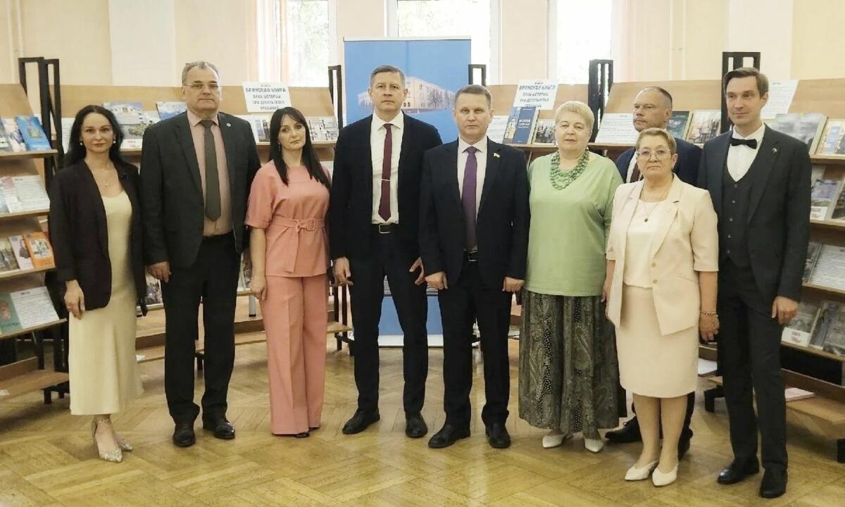 Врио губернатора посетил Брянскую областную научную библиотеку