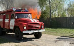 17 строений несколько часов тушили спасатели в Злынковском районе накануне