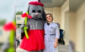 Пациентам детской поликлиники Зайка раздал надувные цветы