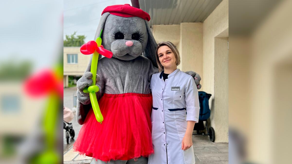 Пациентам детской поликлиники Зайка раздал надувные цветы
