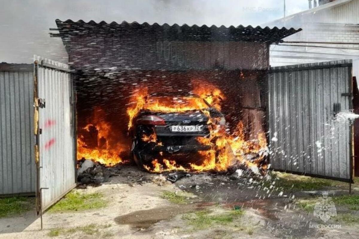 Два легковых автомобиля сгорели в Почепском районе накануне