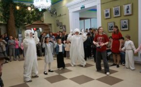 Праздник для ребят из соцприютов прошёл в театре кукол в Брянске