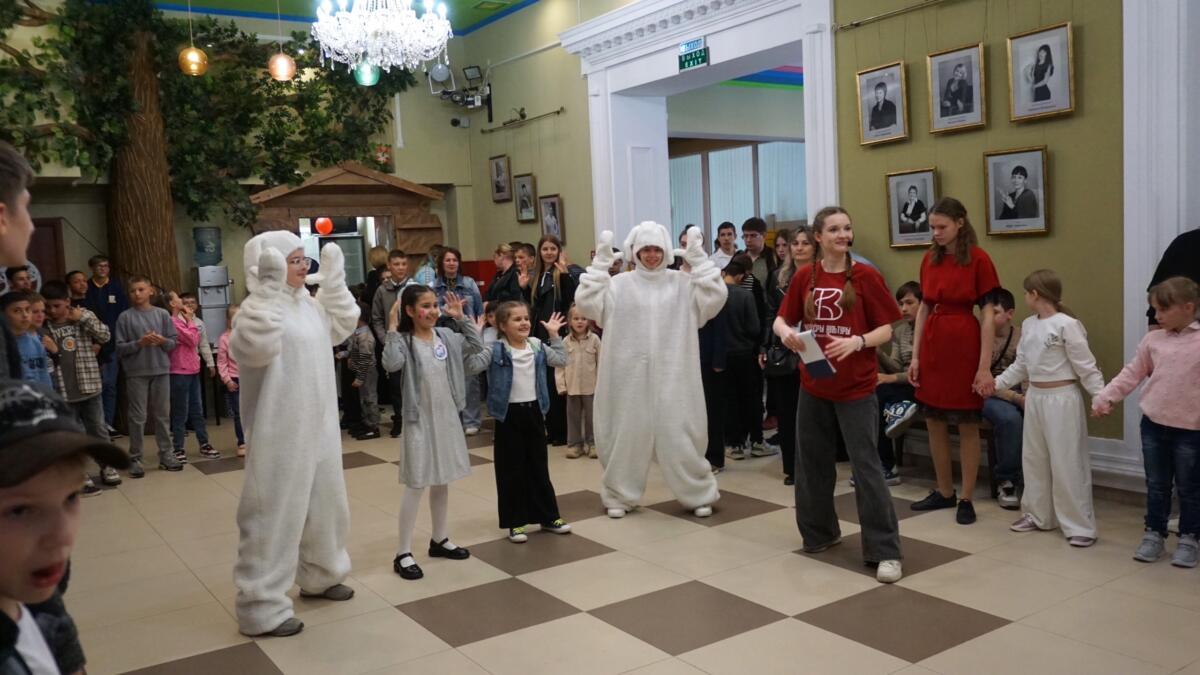 Праздник для ребят из соцприютов прошёл в театре кукол в Брянске