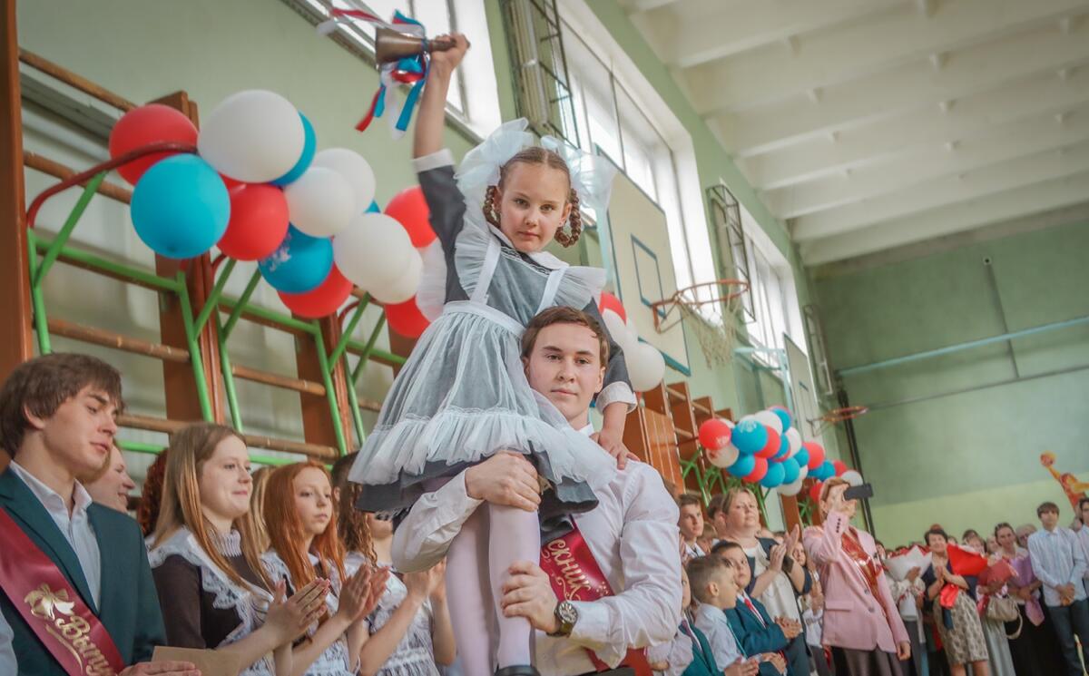 Последний звонок прозвучал для 2237 выпускников Брянска