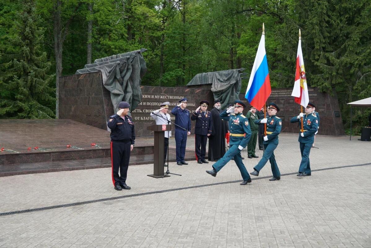 10-летия Росгвардии отметили на брянском мемориальном комплексе