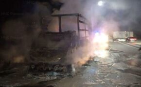 Грузовик сгорел в Брянске на проспекте Московском ночью