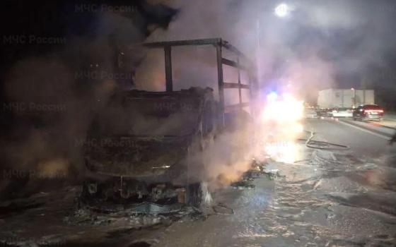 Грузовик сгорел в Брянске на проспекте Московском ночью