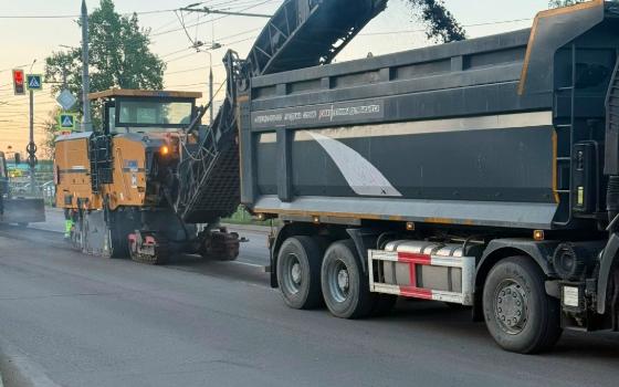 Рабочие убирают старый асфальт на улице Литейной в Брянске