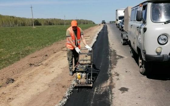 Лотки для отвода воды делают рабочие на трассе в Выгоничском районе