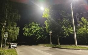 Водитель без прав сбил девушку на переходе в Брянске и скрылся