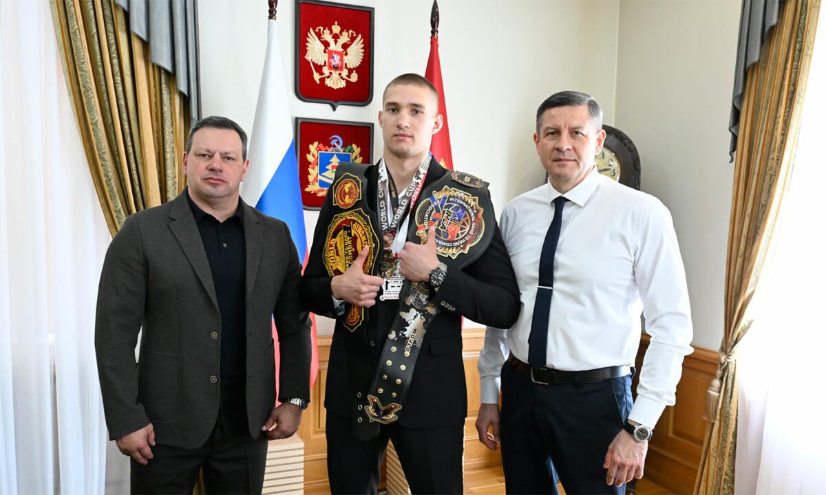 Врио губернатор Брянской области поздравил чемпиона мира по рукопашному бою