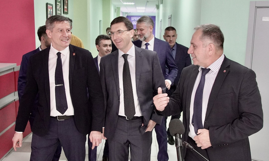 Полномочный представитель Президента РФ в ЦФО посетили Дворец единоборств в Брянске