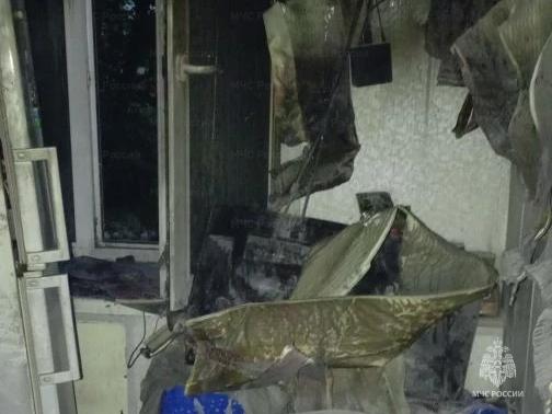 Пожарные спасли трёх человек из горящей многоэтажки в Брянске