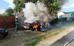 Легковой автомобиль потушили спасатели в посёлке Рогнедино в среду