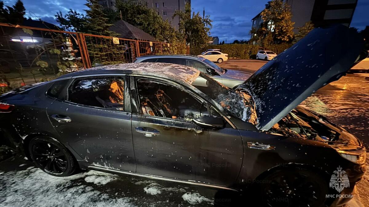 Спасатели потушили автомобиль в Клинцах ночью в субботу