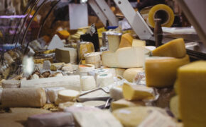 Кражу 37 кусков сыра из магазина раскрыли полицейские в Брянске