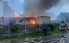 Два дома и автомобиль загорелись в Брянске накануне вечером