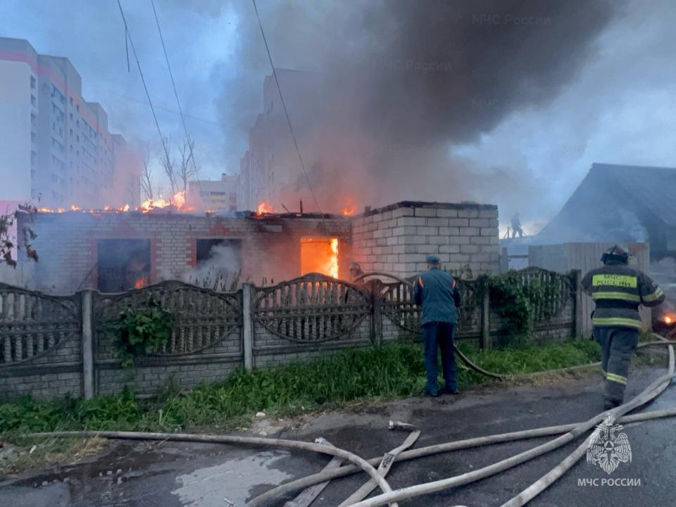 Два дома и автомобиль загорелись в Брянске накануне вечером