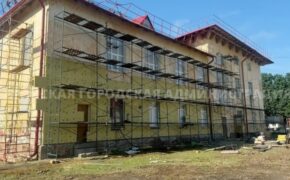 Подрядчик утепляет фасад дворца культуры в Брянске