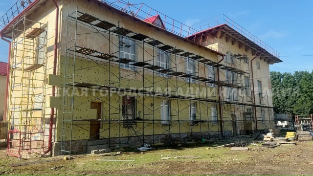 Подрядчик утепляет фасад дворца культуры в Брянске