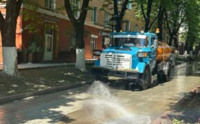 Поливомоечные машины в две смены работают на улицах Брянска