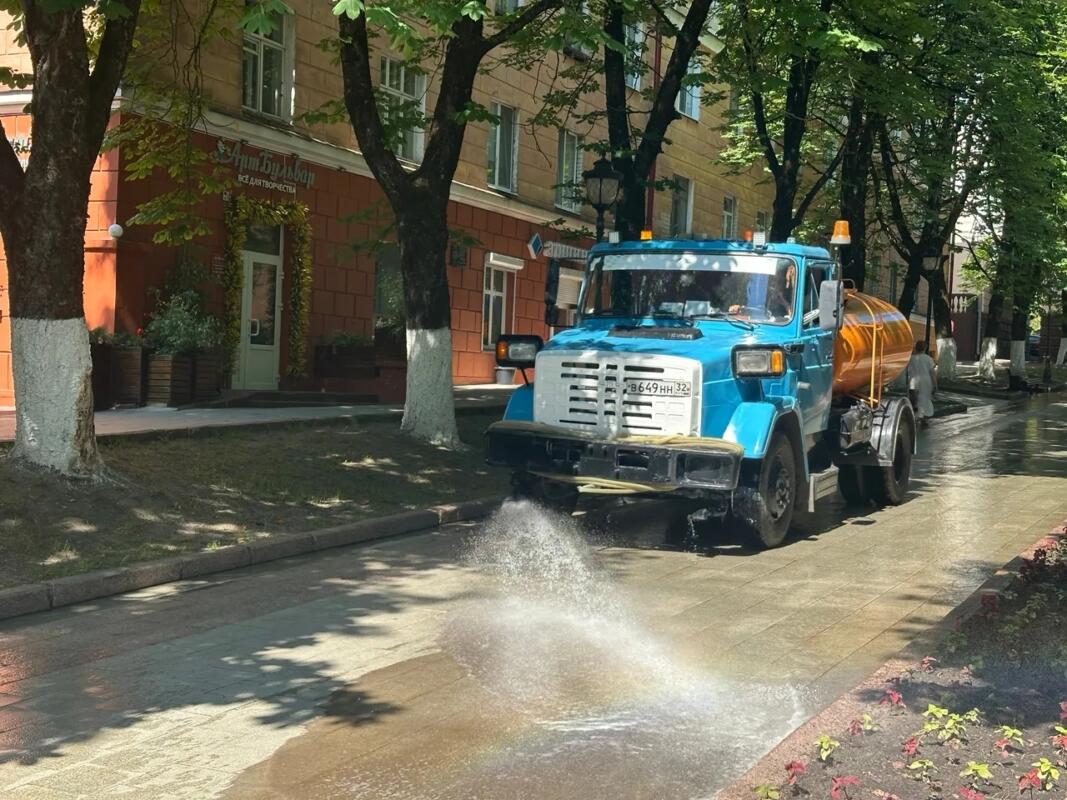 Поливомоечные машины в две смены работают на улицах Брянска