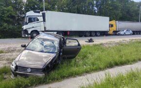 Иномарка столкнулась с двумя фурами на брянской трассе накануне