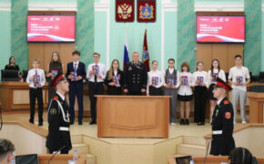 Начальник брянской полиции вручил первые паспорта юным жителям