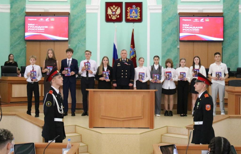 Начальник брянской полиции вручил первые паспорта юным жителям