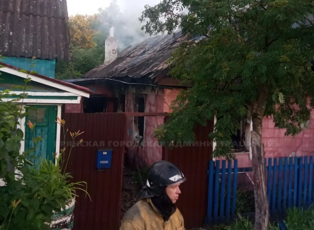 Жилой дом сгорел в Брянске минувшей ночью