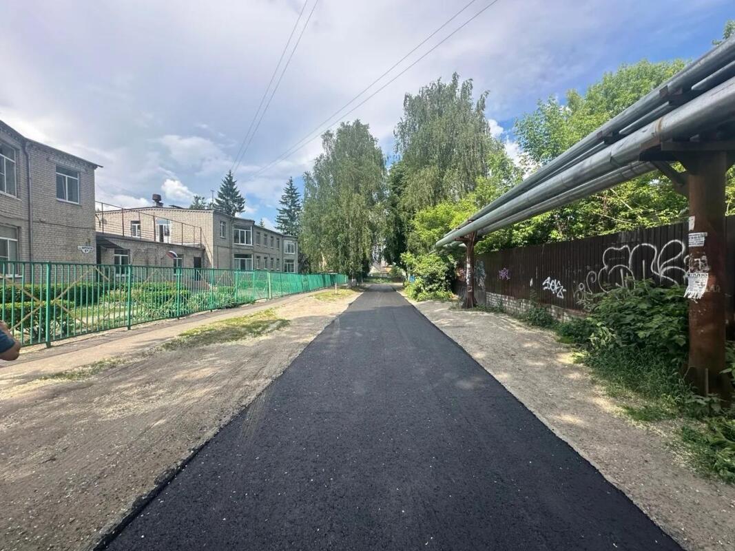 На улице Фрунзе в Брянске обновили дорогу к детскому саду