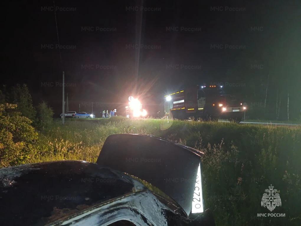 Автомобиль упал в кювет и загорелся на брянской трассе