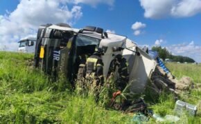 Брянские спасатели деблокировали пострадавшего из повреждённого в ДТП грузовика