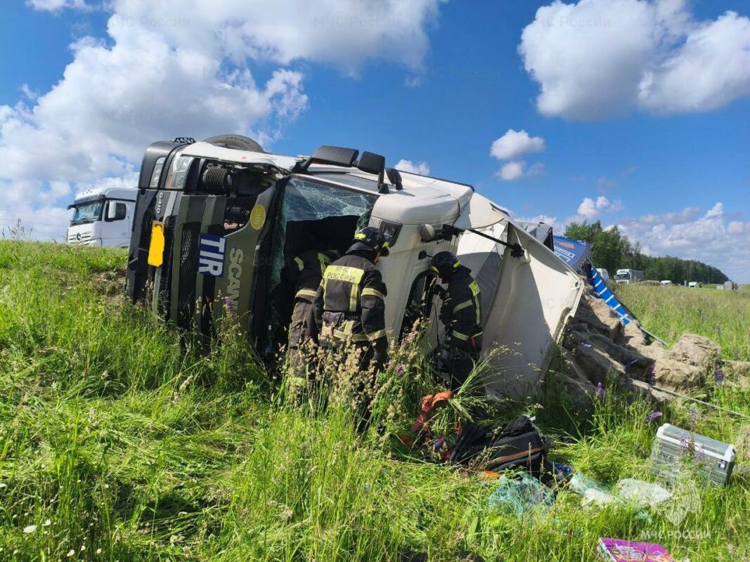 Брянские спасатели деблокировали пострадавшего из повреждённого в ДТП грузовика