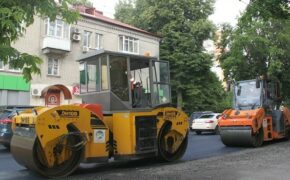 Верхний слой асфальта укладывают на улице Советской в Брянске