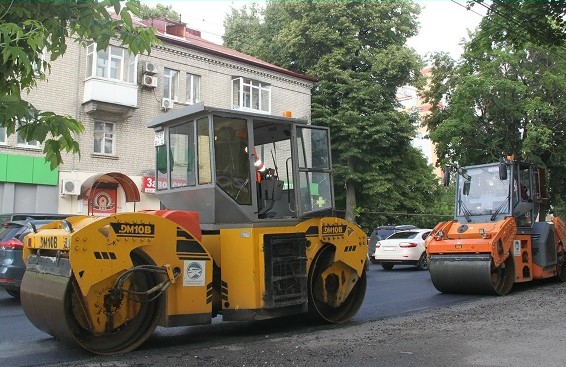 Верхний слой асфальта укладывают на улице Советской в Брянске