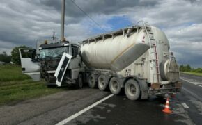 Грузовик столкнулся с автобусом на трассе в Почепском районе накануне