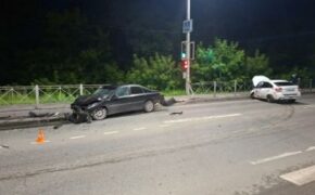 Два автомобиля столкнулись накануне ночью в Брянске