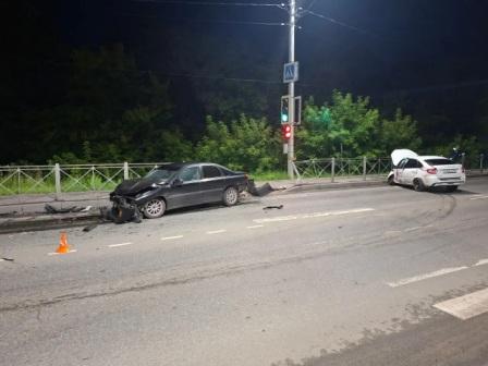 Два автомобиля столкнулись накануне ночью в Брянске