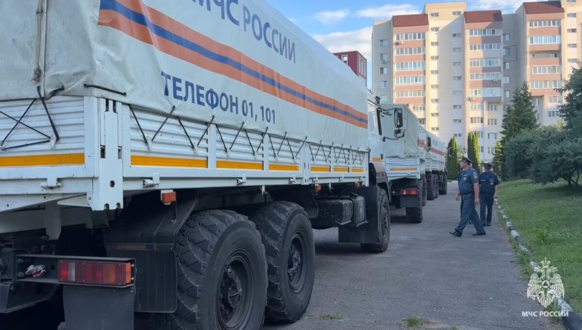 Брянские спасатели привезли гуманитарную помощь из Новосибирска для детей в приграничье