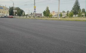 Новый асфальт уложили на улице Калинина в Брянске
