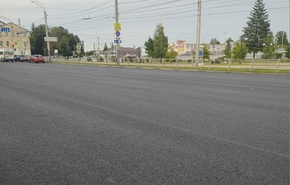 Новый асфальт уложили на улице Калинина в Брянске