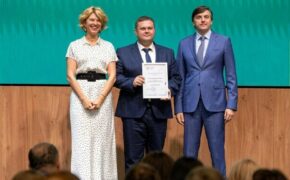Директор брянской гимназии получил благодарность от Минпросвещения России